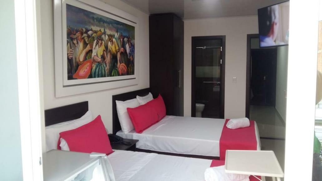 Hotel Giron Plaza Bagian luar foto